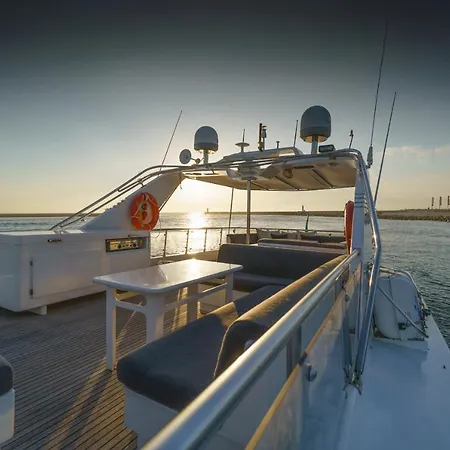 Botel Ace Six Premier Porto